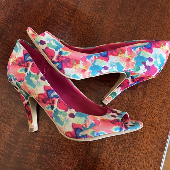 Multi. Colored shoe 3.5” heel - Picture 3 of 4